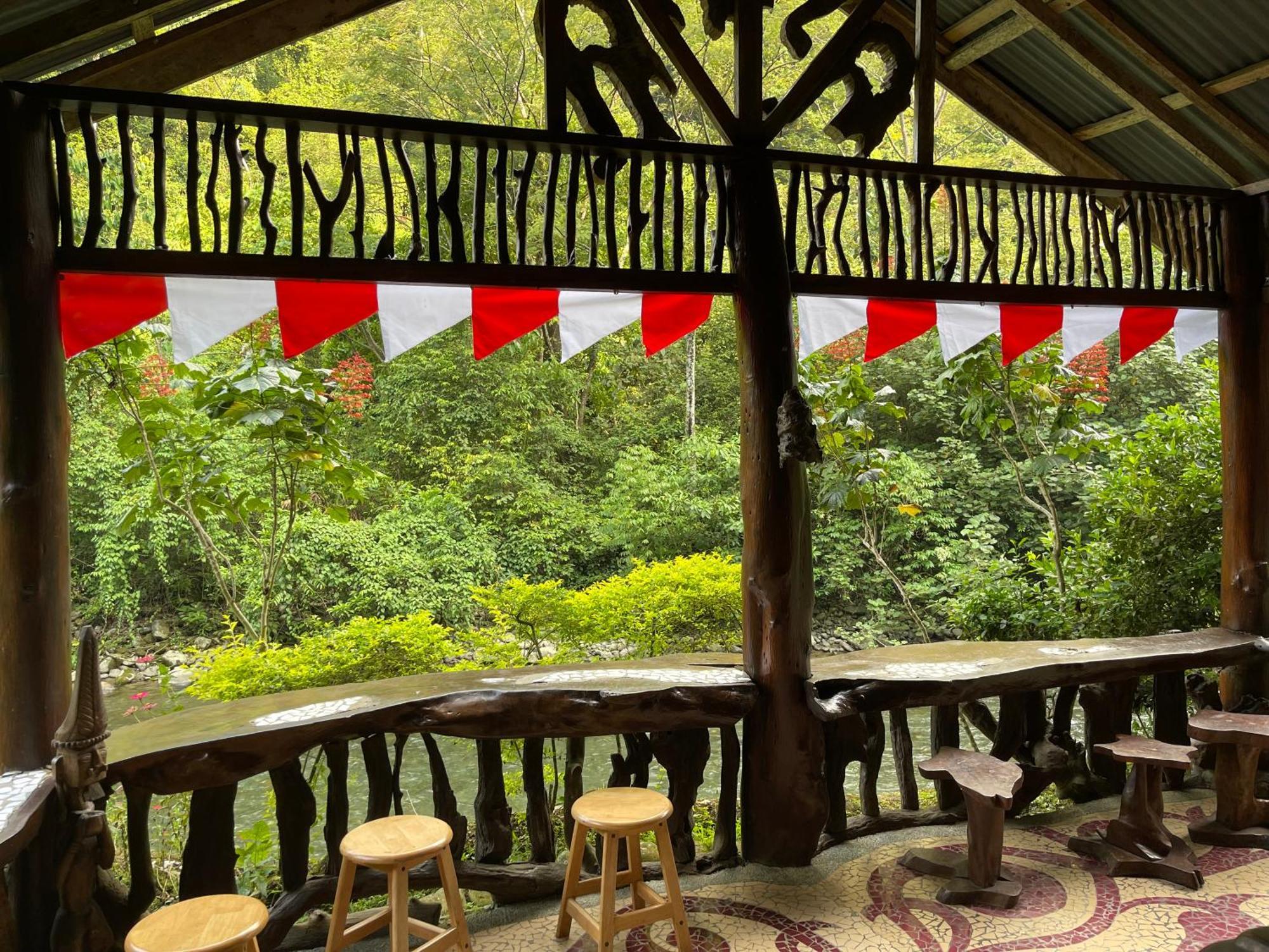 Kupu Kupu Garden Guest House & Cafe Bukit Lawang Eksteriør bilde